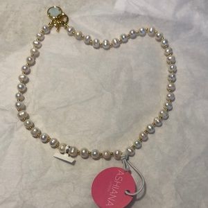 Beautiful necklace white n gold.